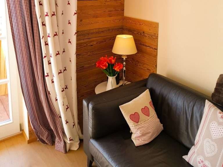 altholzapplik-gardinen--kissen-schaffen-ambiente