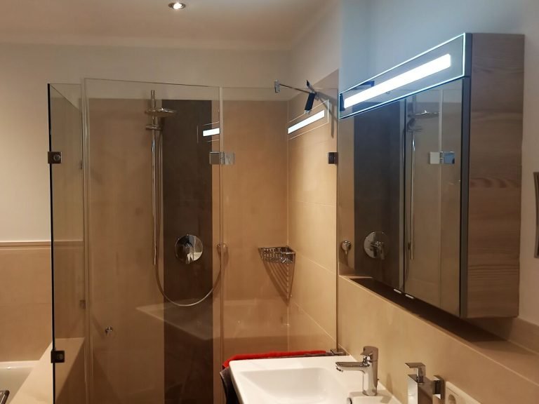 bad-mit-bodengleicher-dusche-und-badewanne