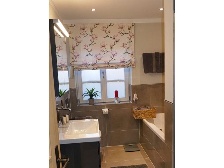 bad-mit-sehr-grosser-bodengleicher-dusche--wanne