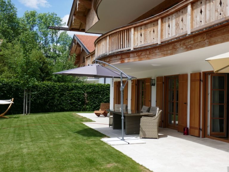 ein-rasenrobotor-sorgt-unauffaellig-fuer-den-rasen