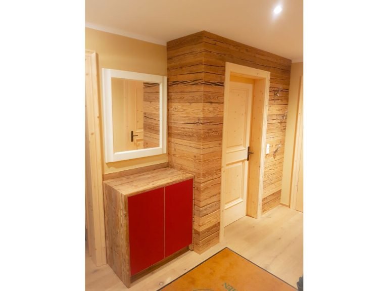 flur-mit-altholz-vertaefelung-und-schuhkommode