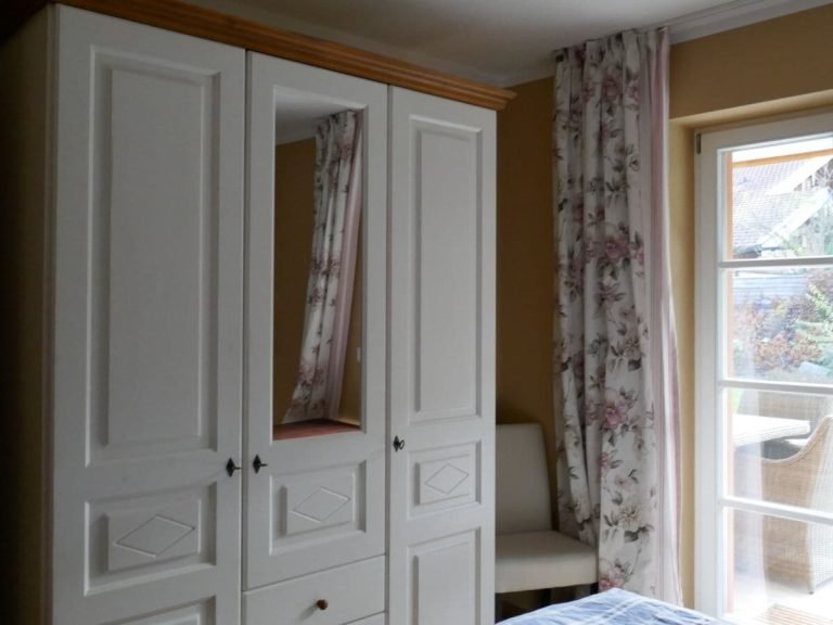 gaestezimmer-kleiderschrank