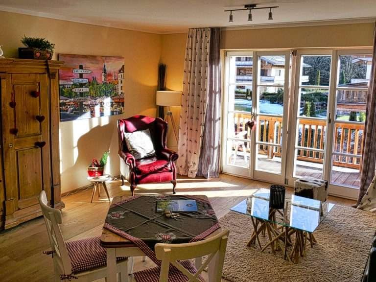 wohnzimmer-ausziehbarem-essplatz-tvradio-im-schrank