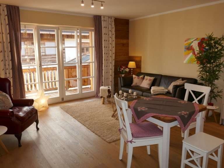 wohnzimmer--essecke-mit-ausziehbarem-tisch